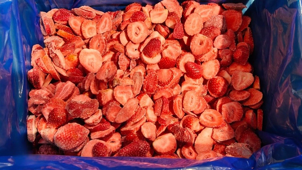 IQF Frozen Sliced Strawberries maintaining deep red color and structure